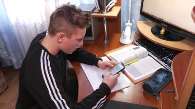 Один комп'ютер на двох: як навчаються черкаські школярі під час локдауну Один комп'ютер на двох: як навчаються черкаські школярі під час локдауну