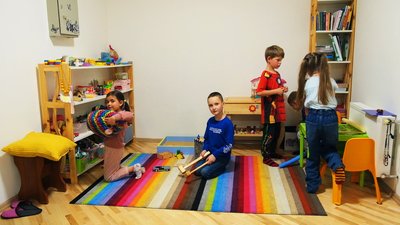 Ігрова, пісочна й арт-терапія: як у Вінниці реабілітують переселенців та постраждалих від ракетного обстрілу