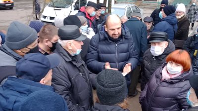 У Житомирі жителі протестують проти будівництва на місці колишнього стадіону у дворі (ОНОВЛЮЄТЬСЯ) У Житомирі жителі протестують проти будівництва на місці колишнього стадіону у дворі (ОНОВЛЮЄТЬСЯ)