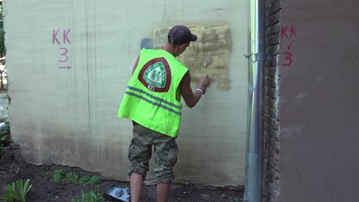 1,5 тисячі двірників відмивають написи на будівлях Харкова 1,5 тисячі двірників відмивають написи на будівлях Харкова