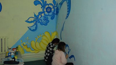 Вихованці закладів позашкільної освіти Дніпра розмальовують стіни укриттів