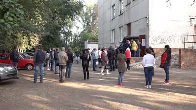 Вижити в черзі: у Смілі, щоб здати ПЛР-тест, щодня збираються по пів сотні людей