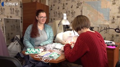 Черкащанка власноруч шиє медичні маски