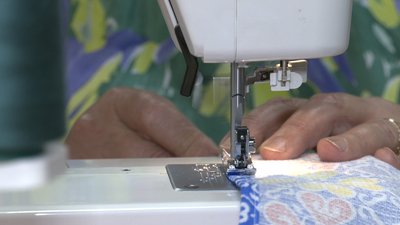 Черкаські волонтерки виготовляють маскувальні сітки, але бракує тканини та основи Черкаські волонтерки виготовляють маскувальні сітки, але бракує тканини та основи
