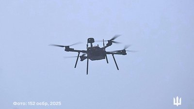 Дрон у небі, запущений 152 ОЄБр, 2025 року