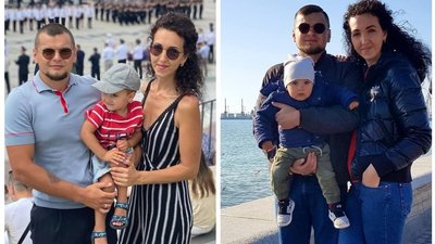 Дружина бійця Віталія Грицаєнка переглядає його фото Дружина бійця Віталія Грицаєнка переглядає його фото