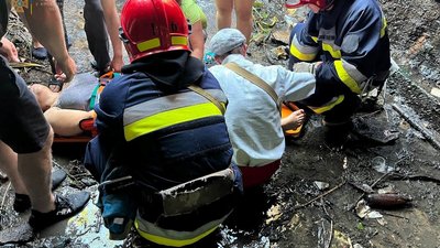 На Кіровоградщині жінка впала з дамби у чотириметрову яму. Її госпіталізували у лікарню