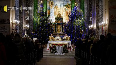 Різдвяна служба у Кафедральному соборі святого Олександра в Києві — фоторепортаж Різдвяна служба у Кафедральному соборі святого Олександра в Києві — фоторепортаж