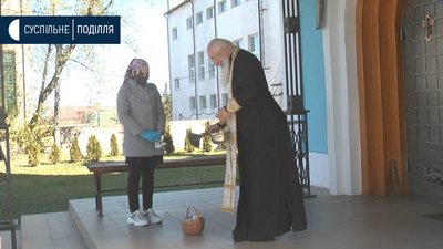 У Хмельницькому почали освячували великодні кошики