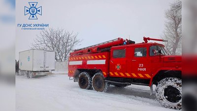На Чернігівщині рятувальники вивільнили зі снігу 84 автомобілі, серед яких "швидка" допомога На Чернігівщині рятувальники вивільнили зі снігу 84 автомобілі, серед яких "швидка" допомога