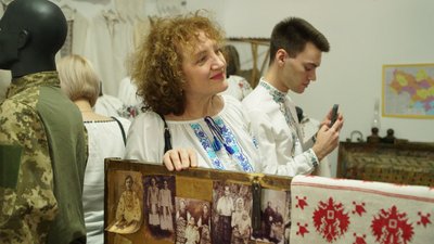 "Вишиванка личить усім". У Кропивницькому в етнолабораторії влаштували фотосесію для кропивничан у вишитих сорочках "Вишиванка личить усім". У Кропивницькому в етнолабораторії влаштували фотосесію для кропивничан у вишитих сорочках