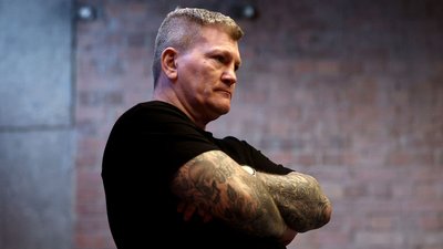 "Справжній екшн". 46-річний ексчемпіон світу Гаттон проведе перший професійний бій за 13 років: хто суперник