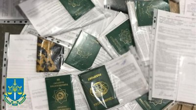 Документи, які знайшли та вилучили під час обшуків Документи, які знайшли та вилучили під час обшуків
