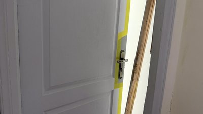 Пошкоджені двері у лікарні
