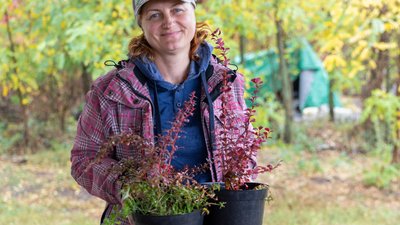 Фермерка Юлія Романова з розсадою
