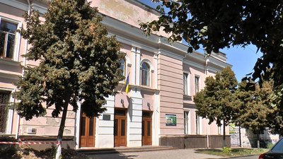 Полтавська обласна філармонія, де 1990 відбувалася сесія міської ради Полтавська обласна філармонія, де 1990 відбувалася сесія міської ради