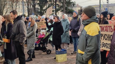 Наше завдання — проконтролювати: у Черкасах під міськрадою відбулася акція "Гроші на ЗСУ" Наше завдання — проконтролювати: у Черкасах під міськрадою відбулася акція "Гроші на ЗСУ"