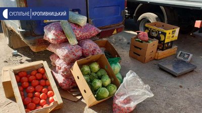 У Кропивницькому продавці організували стихійну торгівлю біля воріт овочевого ринку