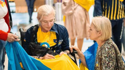 Юлія Паєвська під час зустрічі збірної України в аеропорту Німеччини, Ігри нескорених-2023 Юлія Паєвська під час зустрічі збірної України в аеропорту Німеччини, Ігри нескорених-2023