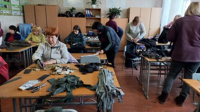 У школі Дніпра організували плетіння маскувальних сіток та облаштували укриття У школі Дніпра організували плетіння маскувальних сіток та облаштували укриття