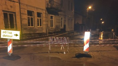 У Львові через витік води утворилося провалля