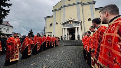 У Мукачеві попрощалися із загиблим захисником Віктором Каричаком У Мукачеві попрощалися із загиблим захисником Віктором Каричаком