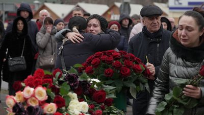 "Шансів вижити не було — їх прибило бетонною плитою". У Дніпрі попрощалися з подружжям, яке загинуло через ракетний удар