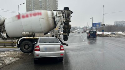 Бетонозмішувач зіштовхнувся з легковим авто