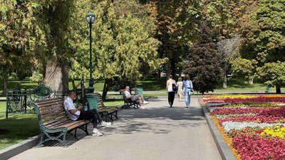 Люди у Саду Шевченка у Харкові