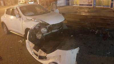 В Одесі автомобіль врізався в стовп: водійка травмувалася