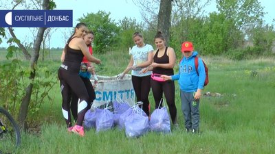 На Донеччині спортсменки збирають сміття після пробіжки На Донеччині спортсменки збирають сміття після пробіжки