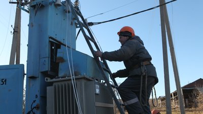 "Робили свічки з картоплі": у Протопопівці на Харківщині відновлюють електропостачання після 10 місяців знеструмлення