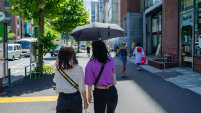 У Токіо тримається висока температура. Дівчата закриваються парасолею від сонця