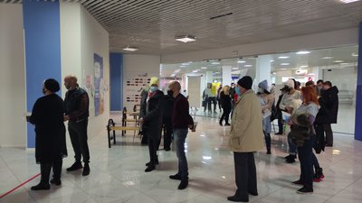 У Полтаві біля центру вакцинації черга з охочих зробити щеплення У Полтаві біля центру вакцинації черга з охочих зробити щеплення