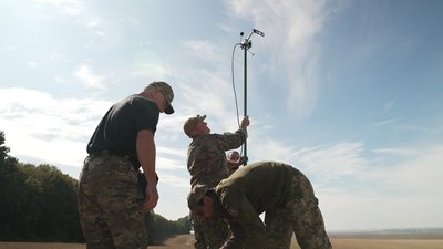 Бійці розкладають наземну станцію, війна, дрони, навчання, FPV, 21 вересня 2026, Тернопіль