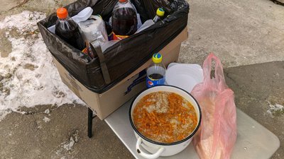Каша і чай. Чим у Миколаєві годують безхатченків Каша і чай. Чим у Миколаєві годують безхатченків
