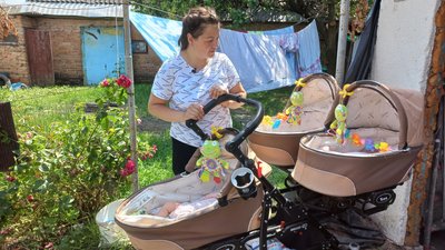 "Блакитні очки у всіх": як у Полтаві живе родина з Харківщини, у яких народилась трійня