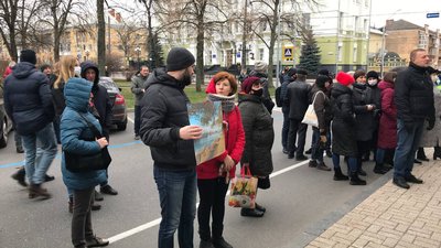Протест під стінами міськради щодо Ялівщини: Атрошенко обіцяє, що багатоповерхівки не будуватимуть