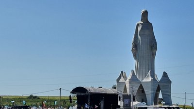 Статуя Діви Марії у Польщі