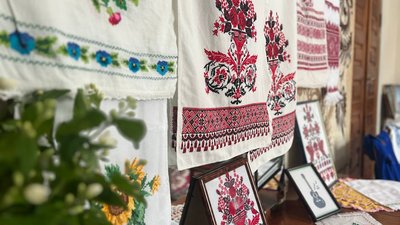 "Вишиванка — це оберіг": мисткиня з Вінниччини чекає трьох синів з війни "Вишиванка — це оберіг": мисткиня з Вінниччини чекає трьох синів з війни