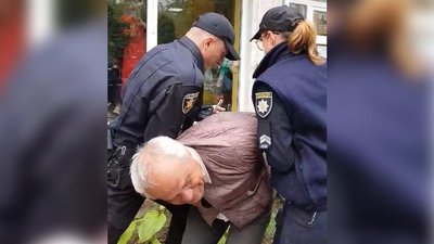 У Чернівцях патрульні одягли кайданки на чоловіка, який продавав на тротуарі