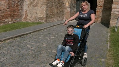 У Луцьку під час мистецького фестивалю перевіряли доступність замку для людей з інвалідністю У Луцьку під час мистецького фестивалю перевіряли доступність замку для людей з інвалідністю