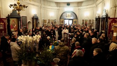 На Чернігівщині попрощалися з двома бійцями, які загинули на сході України На Чернігівщині попрощалися з двома бійцями, які загинули на сході України