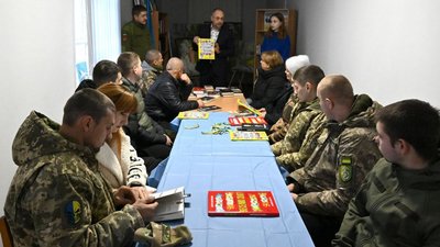 У Житомирі благодійна акція "Подаруй книжку захиснику України" триває У Житомирі благодійна акція "Подаруй книжку захиснику України" триває
