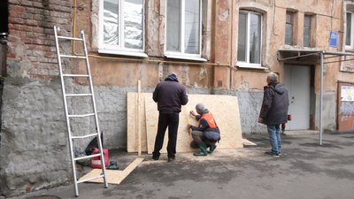 У Харкові заборгували комунальникам, які відновлюють місто після обстрілів У Харкові заборгували комунальникам, які відновлюють місто після обстрілів