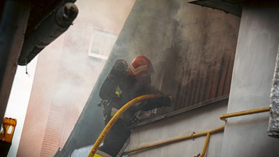 У Хмельницькому сталася пожежа в багатоквартирному будинку в центрі міста У Хмельницькому сталася пожежа в багатоквартирному будинку в центрі міста