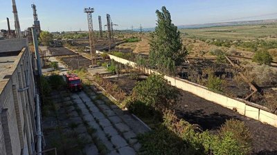 В Одесі зайнялась трава біля нафтопереробного заводу В Одесі зайнялась трава біля нафтопереробного заводу