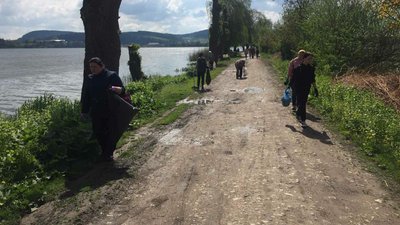 На Тернопільщині переселенці організували акцію з прибирання території біля ставу На Тернопільщині переселенці організували акцію з прибирання території біля ставу