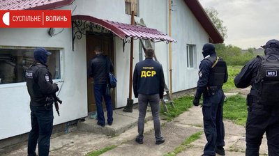 Вилучили деревину та зброю. Правоохоронці розповіли про масові обшуки на Волині Вилучили деревину та зброю. Правоохоронці розповіли про масові обшуки на Волині