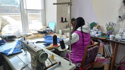 У Полтаві виготовляють бронежилети зі спеціальними металевими пластинами У Полтаві виготовляють бронежилети зі спеціальними металевими пластинами